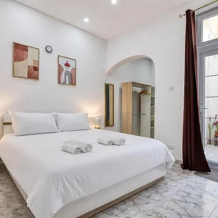 Coastal Maisonette In Steps To Sea Διαμέρισμα *