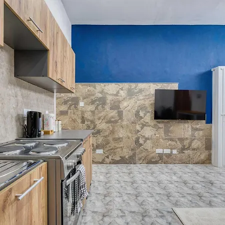 Coastal Maisonette In Steps To Sea Διαμέρισμα *