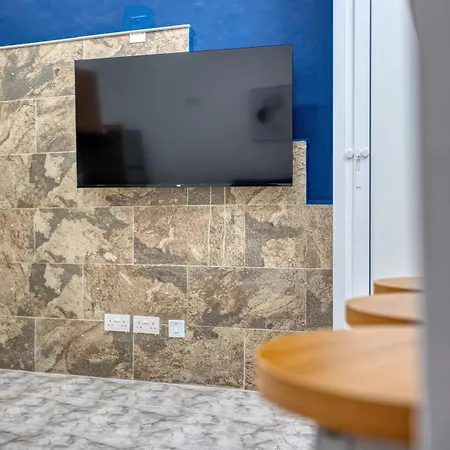 Coastal Maisonette In Steps To Sea *